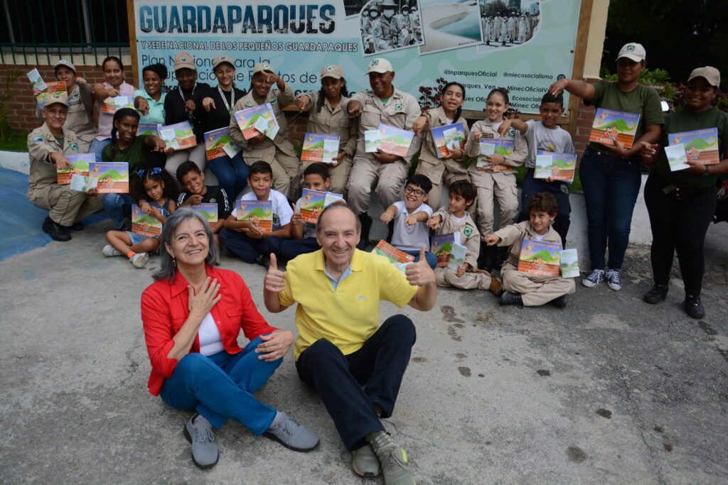 Brigadistas y Pequeños Guarda Parque con sus materiales de TutoresAAA